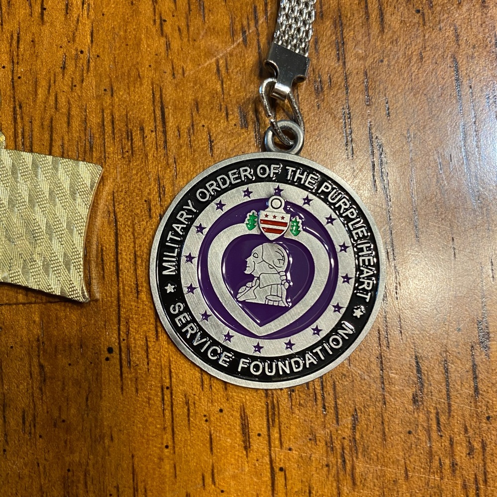5 keychains, 3 disabled veterans, 1 American flag, 1 Purple Heart foundation - Picture 5 of 8
